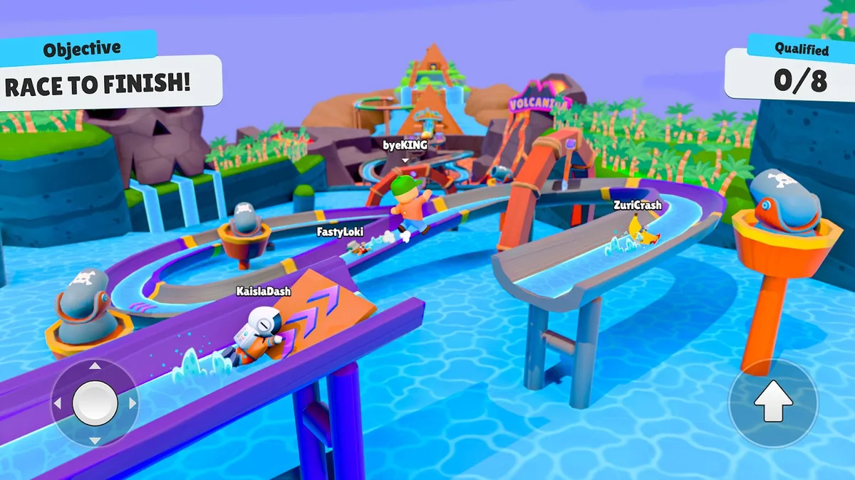 Stumble Guys : des Stumblers courent sur un parcours d'obstacles au-dessus de l'eau, objectif Race to finish